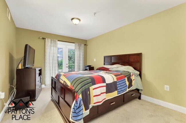 Building Photo - Townhome Style Condo with Parking