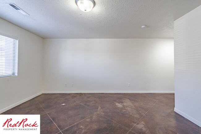 Building Photo - DOG-FRIENDLY 3 Bedroom Townhome with INTER...