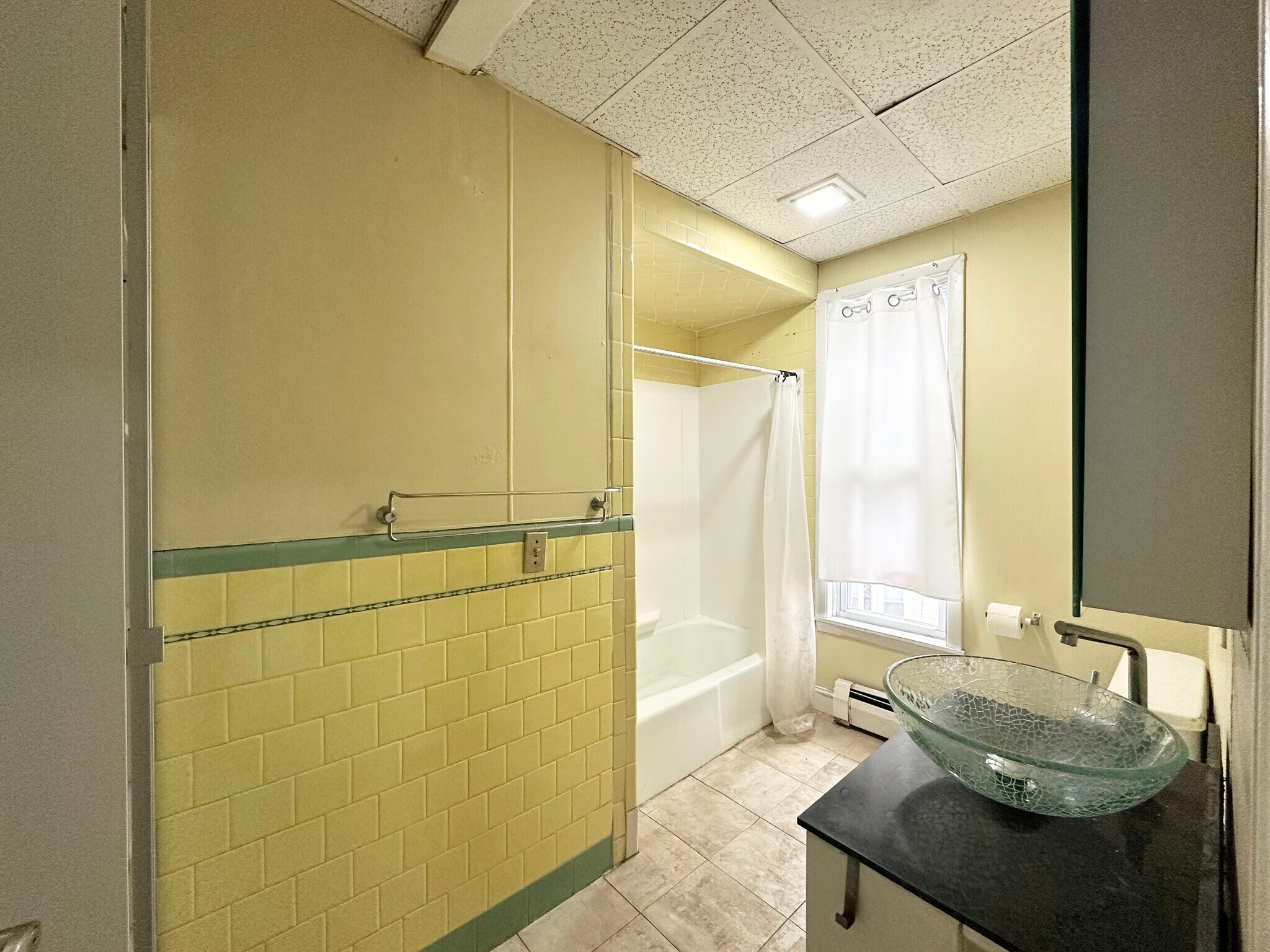 Building Photo - 124 Almy St