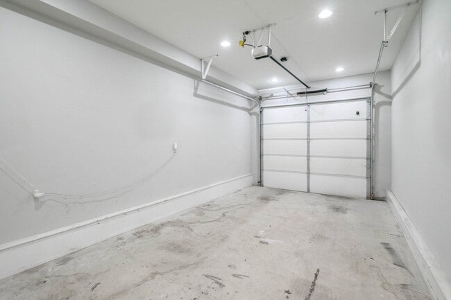 Building Photo - 1836 Ingersoll St