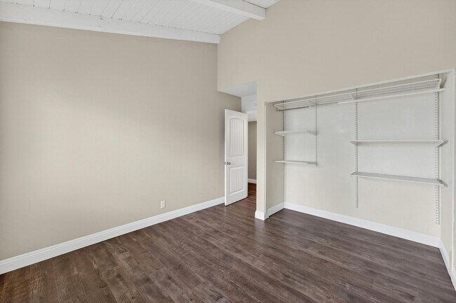 Building Photo - HUNTINGTON BEACH HOME - 1.5 Miles from the Beach