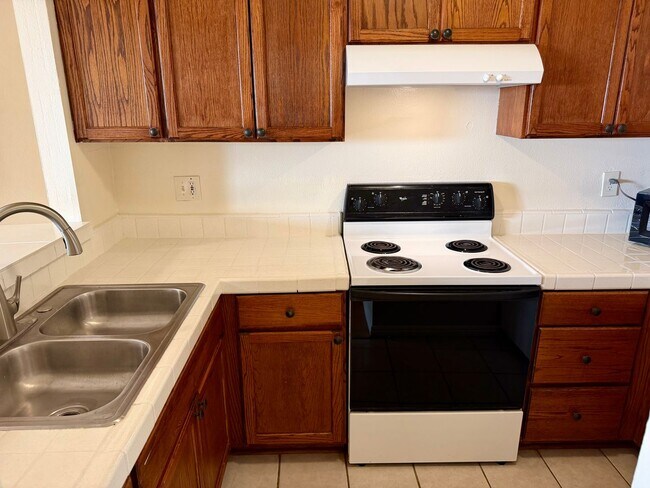 Building Photo - 3266 Ashford St