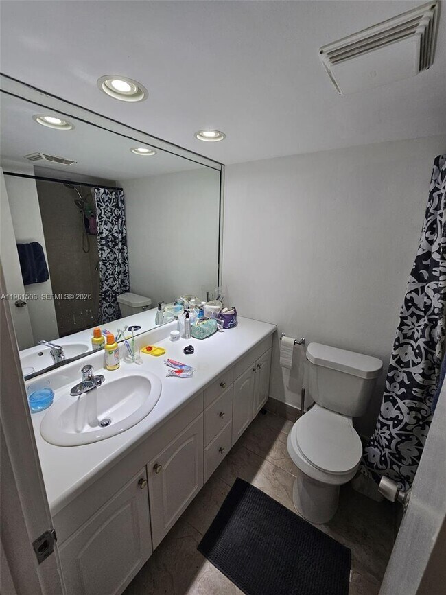 Building Photo - 6900 Bay Dr