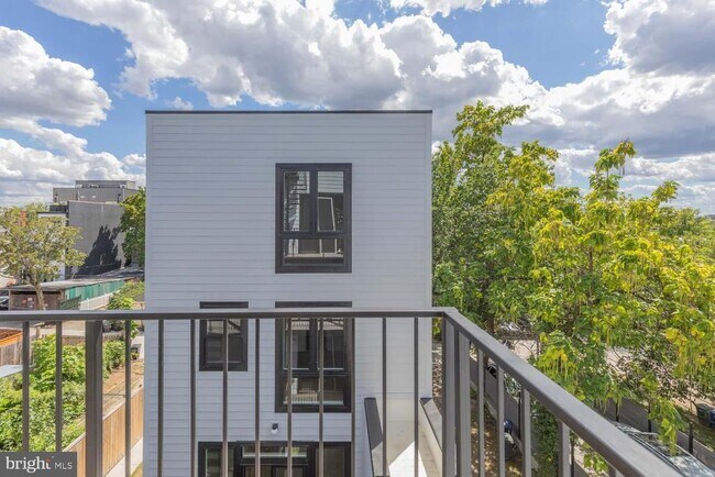 Building Photo - 722 Kenyon St NW