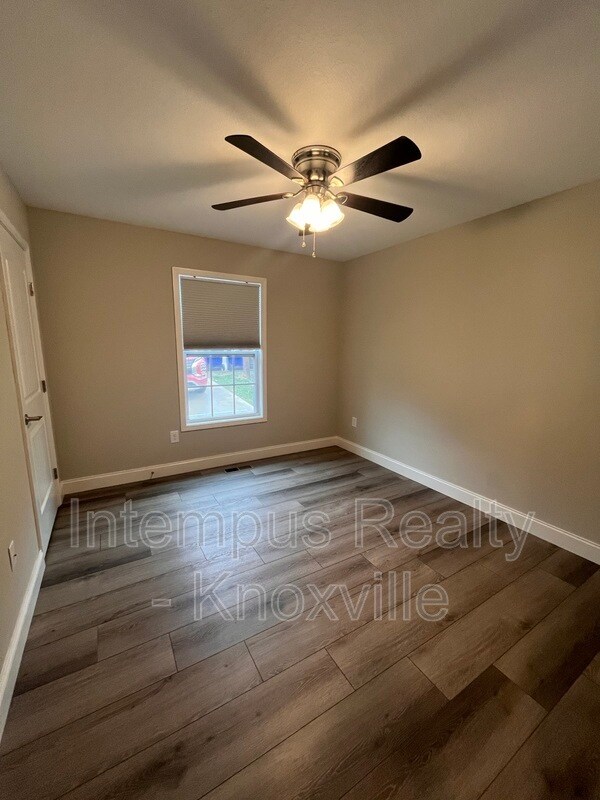 Building Photo - 355 W Outer Dr