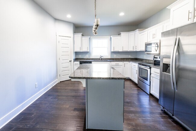 Building Photo - **NOW AVAILABLE FOR SHOWINGS**  Beautiful Home for Lease in Sylvan Heights!