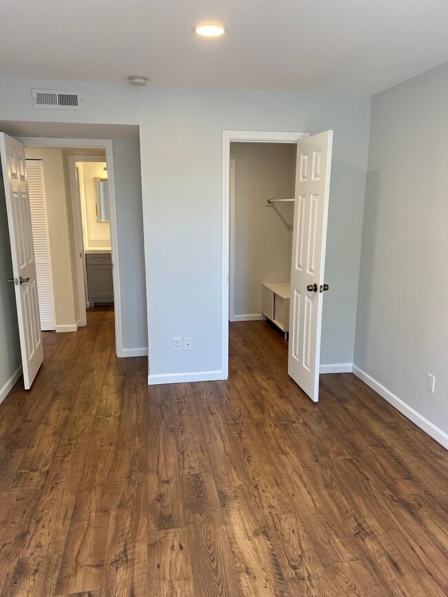 Building Photo - Newly renovated 2 bed x 1 bath on top floor in Kirkland!