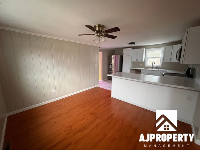 Building Photo - 1925 S Lake Ave