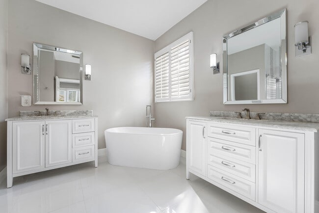 Building Photo - 121 Palm Cir