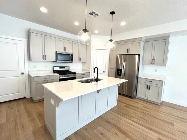 Building Photo - Townhome in Woodland Estates - Pool Access