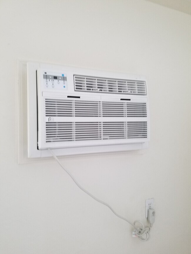 Building Photo - 518 Needham St