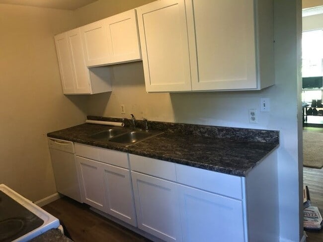 Building Photo - 2 Bedroom Duplex convenient to UNC!