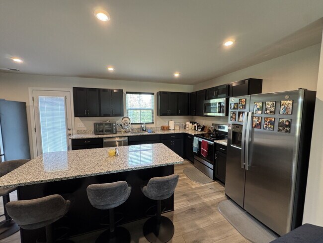 Building Photo - 4 bedroom, 2.5 baths in a Seneca neighborhood