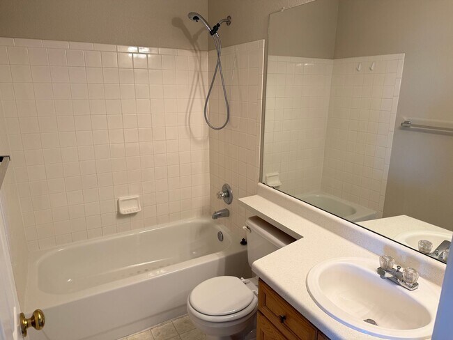 Building Photo - Beautifully refreshed 3-bed, 2.5-bath home in the heart of Highlands Ranch