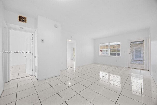 Building Photo - 2072 NE 169th St