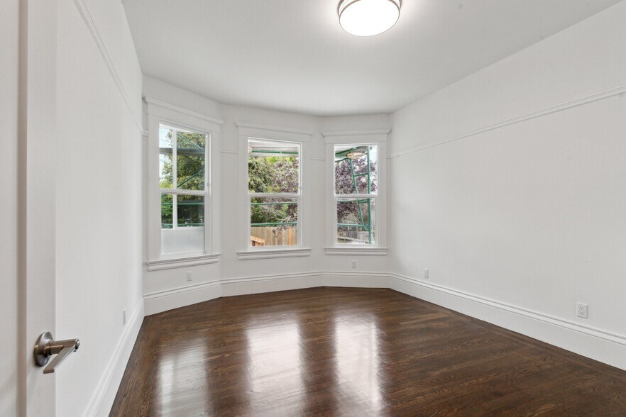 Building Photo - 673 7th Ave