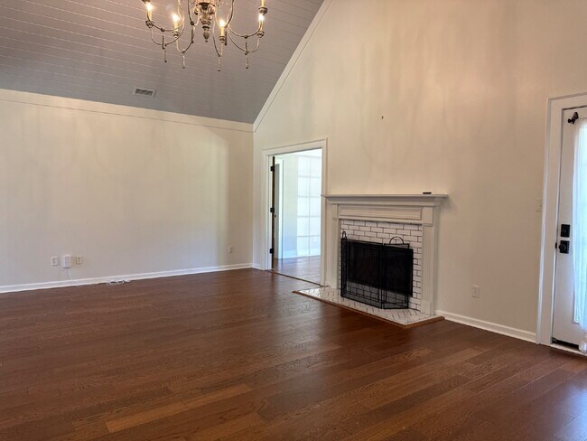 Building Photo - "Charming 4-Bed Oasis with Granite Finishe...
