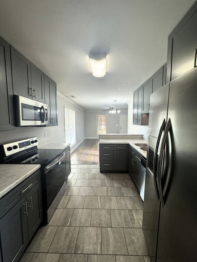 Building Photo - 127 Hedge Ln