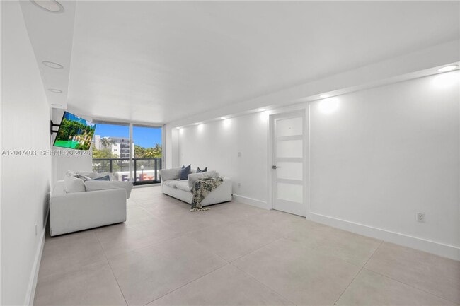 Building Photo - 2457 Collins Ave