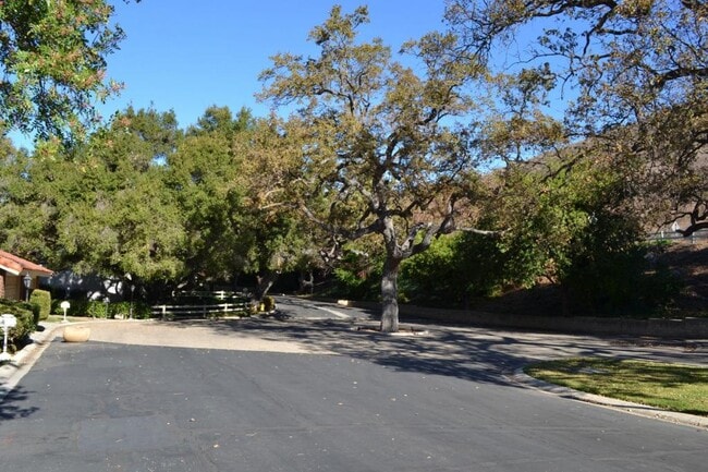 Building Photo - 667 Arroyo Oaks Dr