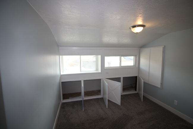 Building Photo - Spacious 3-Bedroom, 2-Bath Apartment for R...