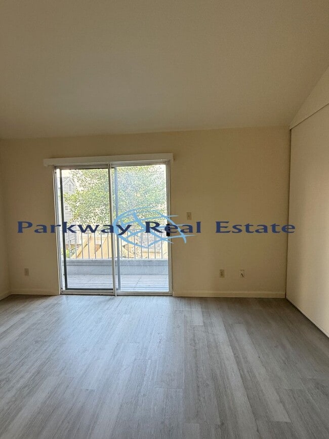 Building Photo - 2 Bedroom Townhome