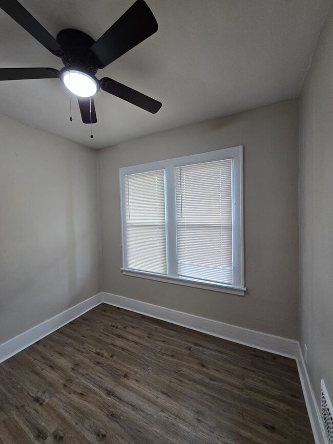 Building Photo - This beautifully updated 3-bedroom, 1-bath...