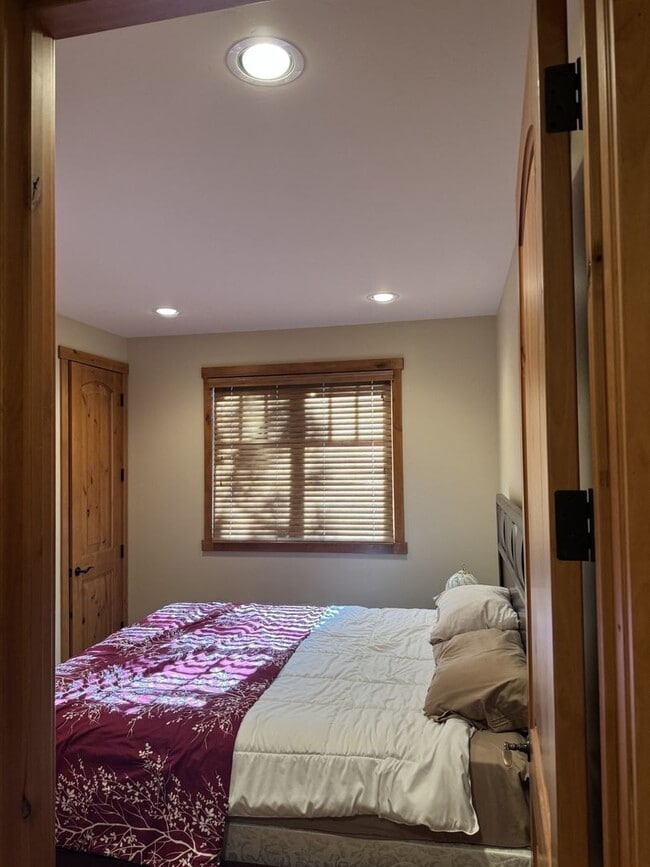 Building Photo - Luxury 5-Bedroom, 6-Bathroom Mountain Retreat – Hot Tub, Fireplaces, & More!