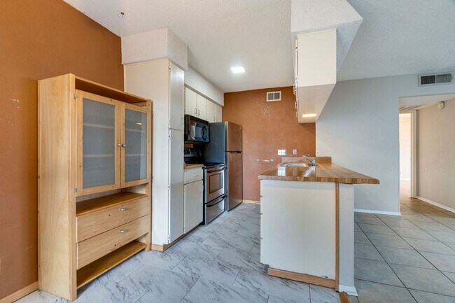 Building Photo - K2017 - Pointe #48