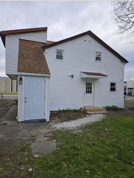 Building Photo - 120 Henry St