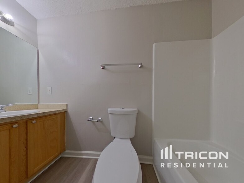 Building Photo - 404 Castle Ridge Dr