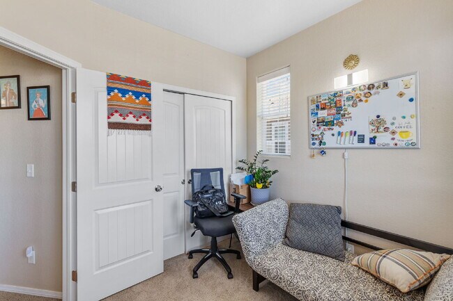 Building Photo - This 3 bed 2.5 bath townhome offers a perf...