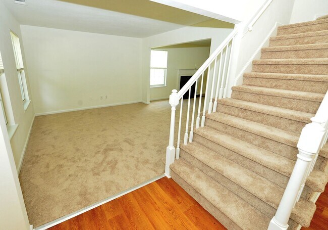 Building Photo - Renovated home with Sunroom!