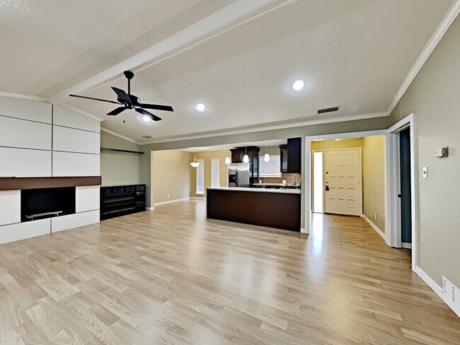 Building Photo - 2725 Forest Grove Dr