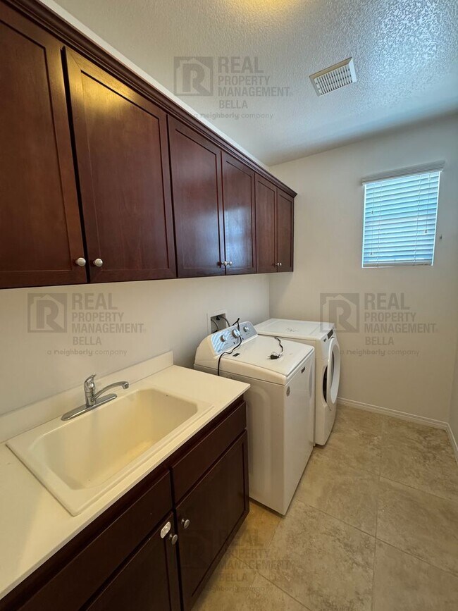 Building Photo - 34574 Black Cherry St