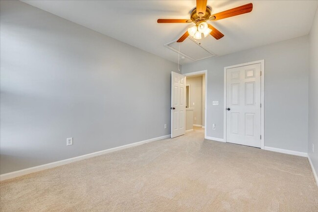 Building Photo - Fabulous 3 bedroom 2.5 bath townhome in Au...