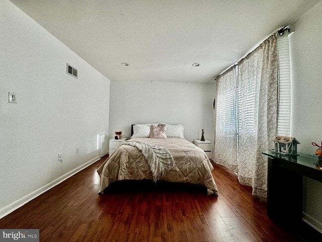 Building Photo - 8402 Jinetes Ct