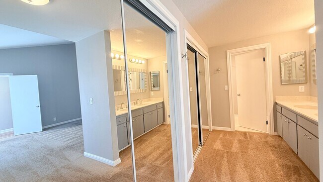 Building Photo - 750 N Paradise Valley Ct