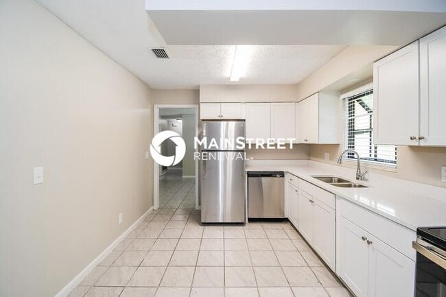 Building Photo - 3 Bedroom Pet-Friendly Home in orange park...