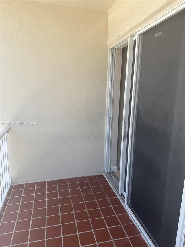 Building Photo - 621 SW 15th Ave