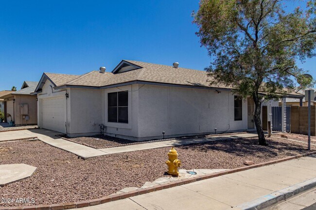 Building Photo - 8827 W Amelia Ave