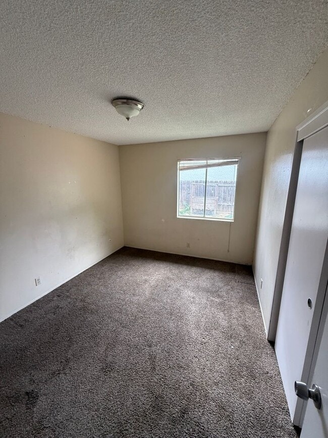 Building Photo - Spacious 4-Bedroom Home in Northeast Bakersfield