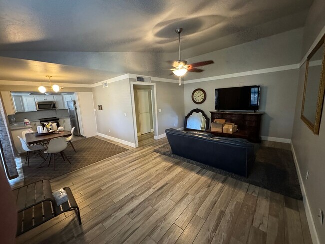 Building Photo - Beautiful Townhome in Tempe! Perfect Locat...