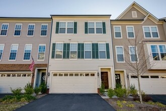 Building Photo - Luxurious 4-Bedroom Townhouse with 2 Car Garage in Manassas!