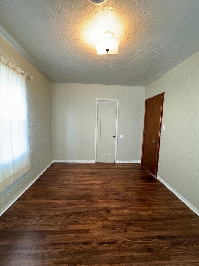 Building Photo - 2 Bedroom, 1 Bath with garage. Water and Sewer included in monthly rent!