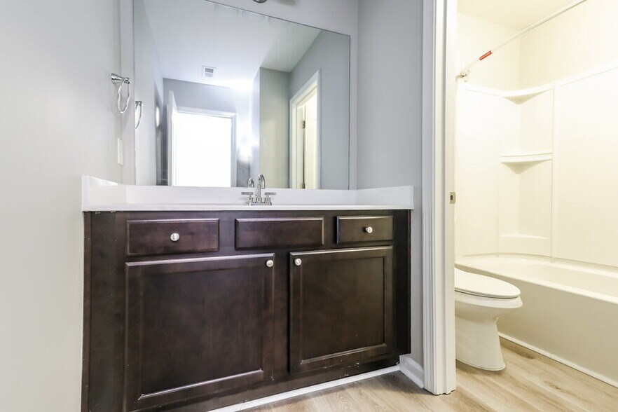 Building Photo - 2427 Oakleaf Cir