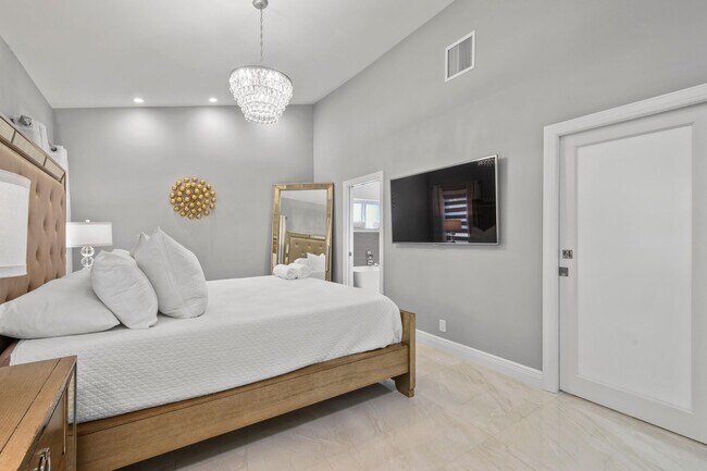 Building Photo - 7101 W Lake Dr