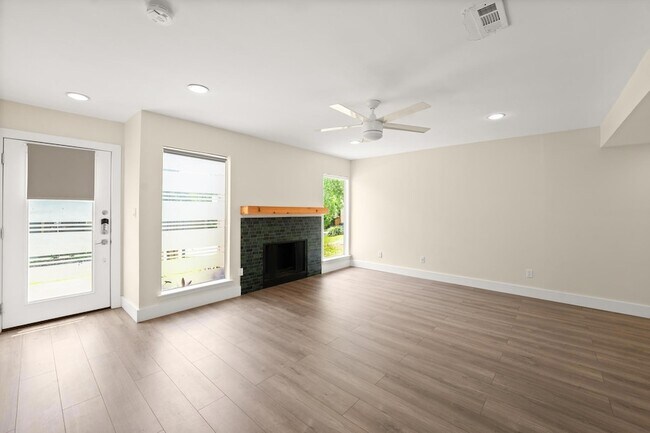 Building Photo - 6410 Chimney Creek Cir