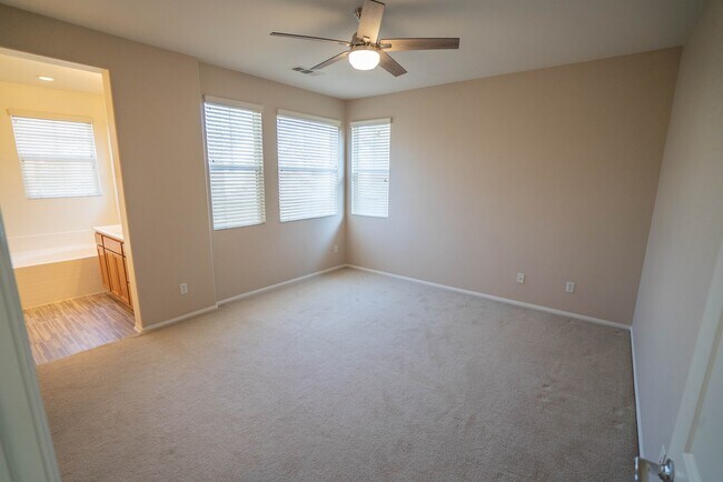 Building Photo - 27663 Sunny Creek Dr