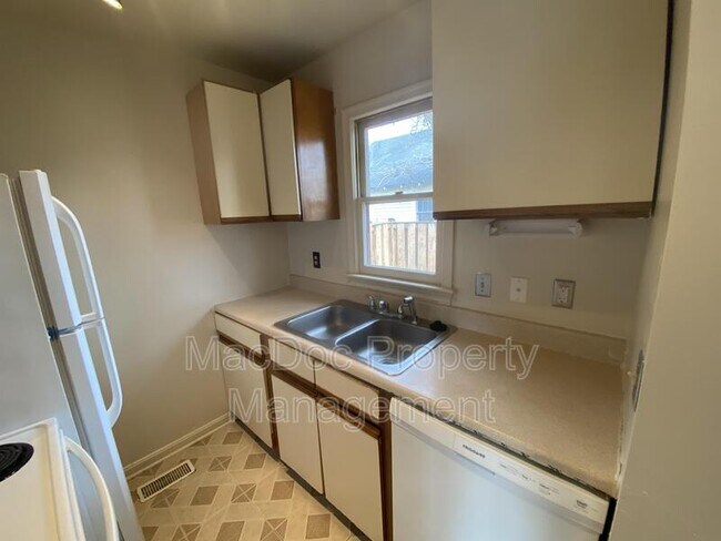 Building Photo - 227 Bend Farm Rd